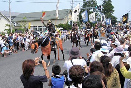  騎馬武者行列の沿道は大勢の見物客でにぎわう