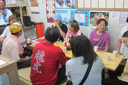 居酒屋「絆」の店内で