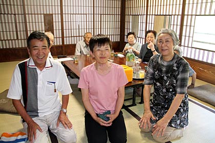 前列の左から上町自治会の自治会長の藤井春男さん、その妻で健康推進員でもあるキヨ子さん、民生委員の白吉子さん、後は参加した高齢者