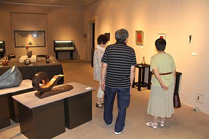 19日まで燕市産業史料館で開かれている水燕鎚工会作品展