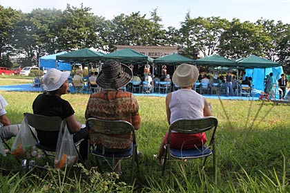  新潟県中越衛生処理組合のし尿処理施設跡地で行われた謝恩演芸ショー「ありがとう東町」
