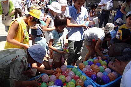  子どもたちのために用意した水風船釣り