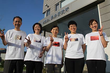 県央研究所が製作したオリジナルTシャツ「ミクロの世界」を着る職員