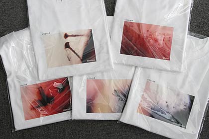  Tシャツの胸には先代の高野雅志さんが撮影した5種類のかびの顕微鏡写真