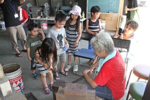 三条鍛冶道場で三条こども鍛冶体験「こどもマイスター～鉄と遊ぼう！」、市内の小学生など30人余りが鍛冶の技を体験