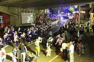 第8回三条夏まつりが幕開き、目抜き通りで太鼓の演奏に始まり近年最多の2,400人が参加して市民民謡踊り流し