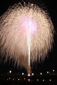 初めて中日の土曜に行われた第8回三条夏まつりの大花火大会に昨年を8,000人上回る95,000人が来場