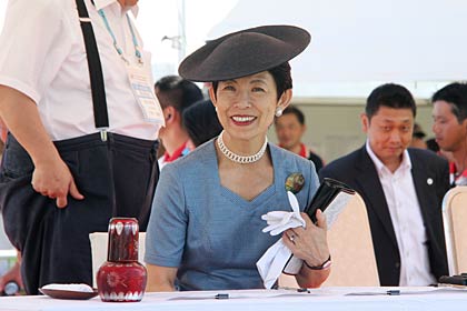 高円宮賜牌第45回全国高等学校アーチェリー選手権大会の個人男女優勝決定戦を観戦される高円宮妃殿下