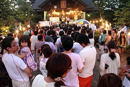  日吉神社で四日町商店街の夜店市