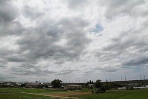 6日午後0時20分の燕三条駅周辺を覆う雲