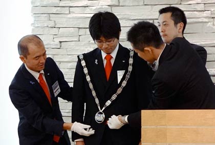  歴代理事長からプレジデンシャルリースを受ける早川さん