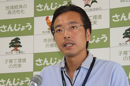  会見する国定三条市長