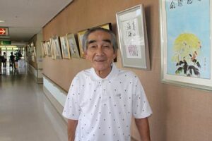 28日まで済生会三条病院で開かれている書作展の会場で外山三合庵さん