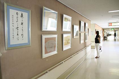 さまざまなタイプの作品が並ぶ会場