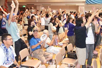 7月26日に三条市が行ったロンドン五輪男子サッカー日本代表初戦のパブリックビューイングのようす