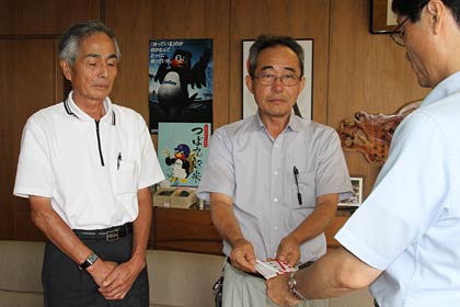 左からNPOふれあいパーク久賀美の相田事務局長、河上理事長と鈴木燕市長