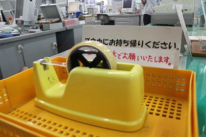 吉田サービスセンターカウンターのトレー、10日はここにゴーヤが入っているはず