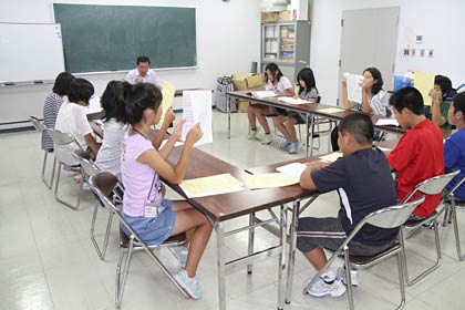  8日始まった燕市教育委員会の長善館学習塾で『笑顔を忘れないで』を練習