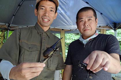  三条市グリーンスポーツセンターが3日から26日まで開いている「世界の生きたカブトムシ＆クワガタ展 in 大崎山2012」、左が同センターの鳥羽館長