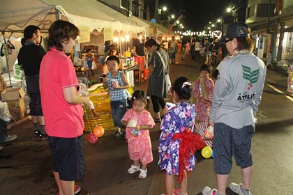 露店も子どもたちでにぎわう