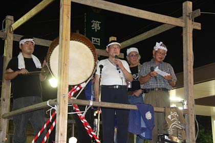 矢倉の上で地蔵堂おけさ会が生演奏