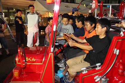 子ども用消防車に乗って記念撮影