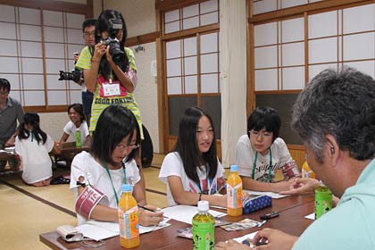 燕市・戸隠神社春季例大祭の万灯組を取材する燕市の子ども記者