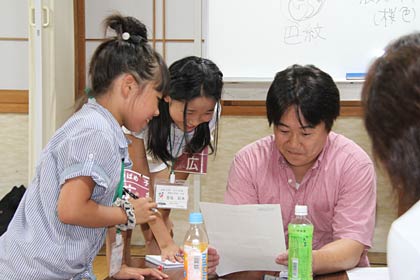  取材する子ども記者