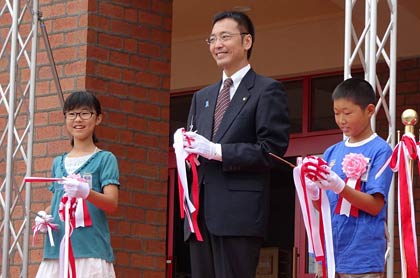  国定市長をはさんでお礼の言葉も述べた左が池田さん、右が矢沢君