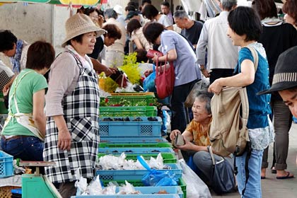  12日、三条中央市場で開かれた恒例の盆市