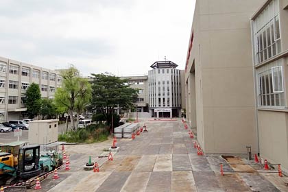  左の第二中と接続して新築された一ノ木戸小
