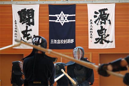 体育館に掲げられた3枚の部旗