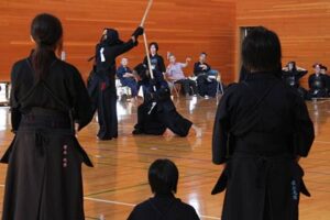 三条高校剣道部OB会が恒例の交流稽古会と交流試合、現役から70歳まで50人が参加して部旗の下で剣道に汗