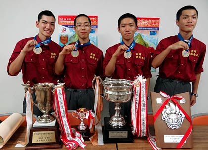 インターハイ登山大会男子で初優勝を飾った県央工高山岳部員、左から高橋君、波塚君、佐藤君、藤田君