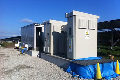 直流400ボルトを交流6,000ボルトに変える変電設備