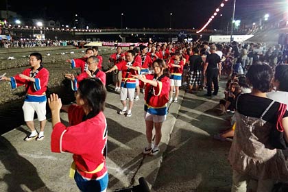  加茂川の両岸を踊りの輪でつなぐ