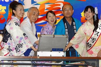  小池市長と太田加茂商議所会頭がミス雪椿と3人で大ナイアガラの点火スイッチを押す