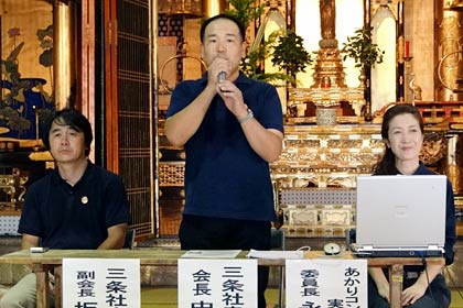 中央が三条社音会の中條耕太郎会長、右があかりコンサート実行委員長の永桶康子さん