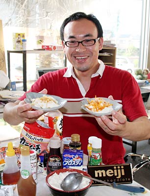 「お豆腐パフェ」を開発した佐久間食品の佐久間康之さんとその前に並ぶのがトッピングの材料