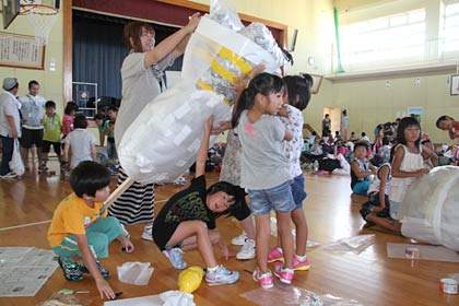 18、19の1泊2日で行われている燕市立吉田北小PTA「学校に泊まろう会」のかかし作り