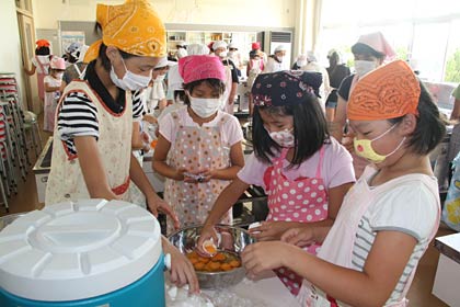 夕食の調理を手伝う子どもたち