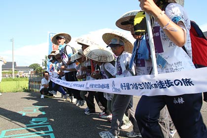 「寺子屋つばさ100km徒歩の旅」でゴールテープを切る子どもたち