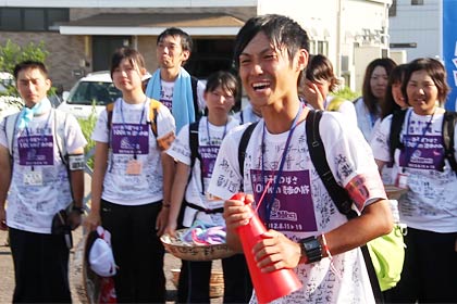 ゴールしてあいさつするリーダーの森田貴大さんをはじめ学生スタッフ