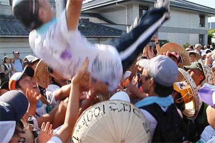 胴上げする学生スタッフ