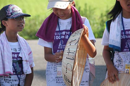 Tシャツには友だちになった子どもたちの言葉がびっしり