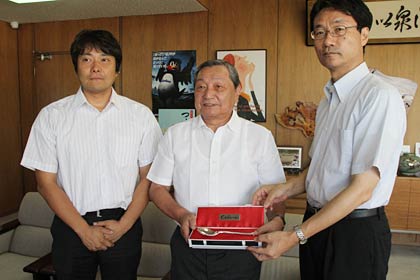 ユリ・ゲラーさんに勝った世界最強のスプーン「コブラ」を囲んで