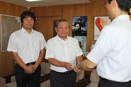 左から山崎金属工業の山崎工場長、山崎社長、鈴木市長