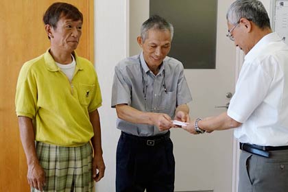 左から県央食品衛生協会三条支部の矢部副支部長、岩城支部長、小林三条市社会福祉協議会事務局長
