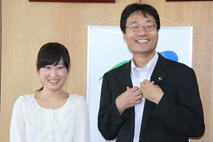 モザンビークで2年間、青年海外協力隊員として活動した山家江梨さんが鈴木燕市長を表敬