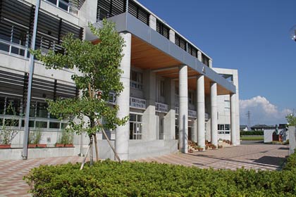 燕中学校校舎